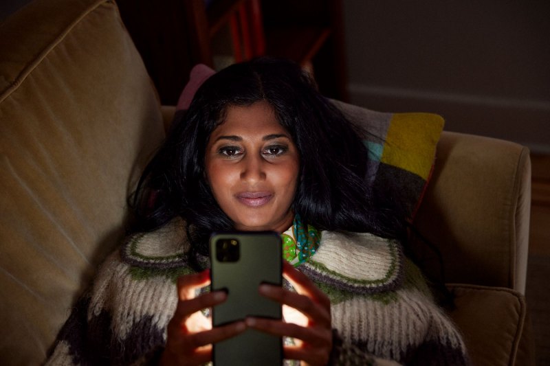 05_WOMAN_CELLPHONE_RESIDENTIAL_0075